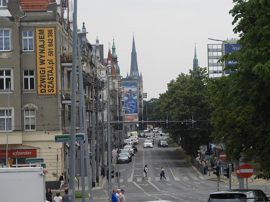 Ulica Krzywoustego - widok z ulicy 26 Kwietnia.