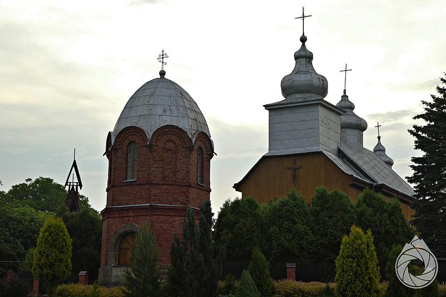 pół-na-pół zabudowania kościelne we Wróbliku Szlacheckim