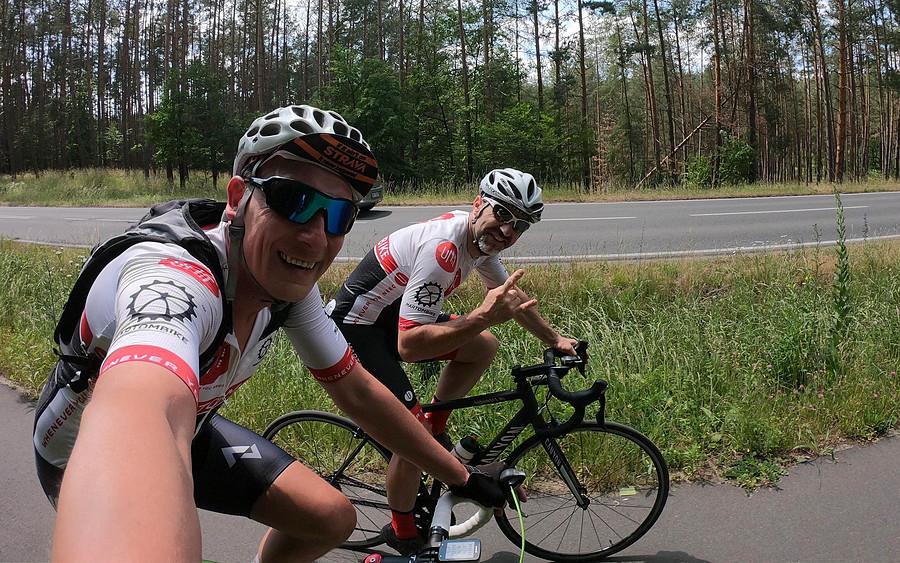 Kompan ćwiczy trzymanie aparacika w ruchu :)