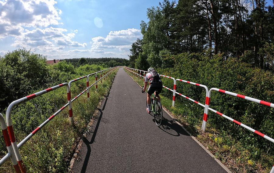 Kolejne ujęcie na rowerówce z barierkami (Słonawy - Stobnica)