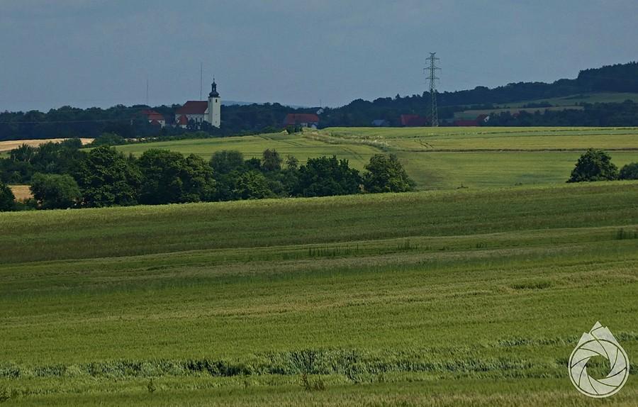 gdzieś przez pola majaczą jakieś zabudowania kościelne