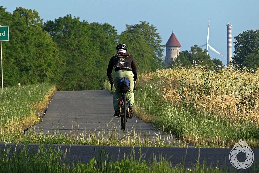 wjazd do Białogardu, miasta wieży, wiatraka i komina