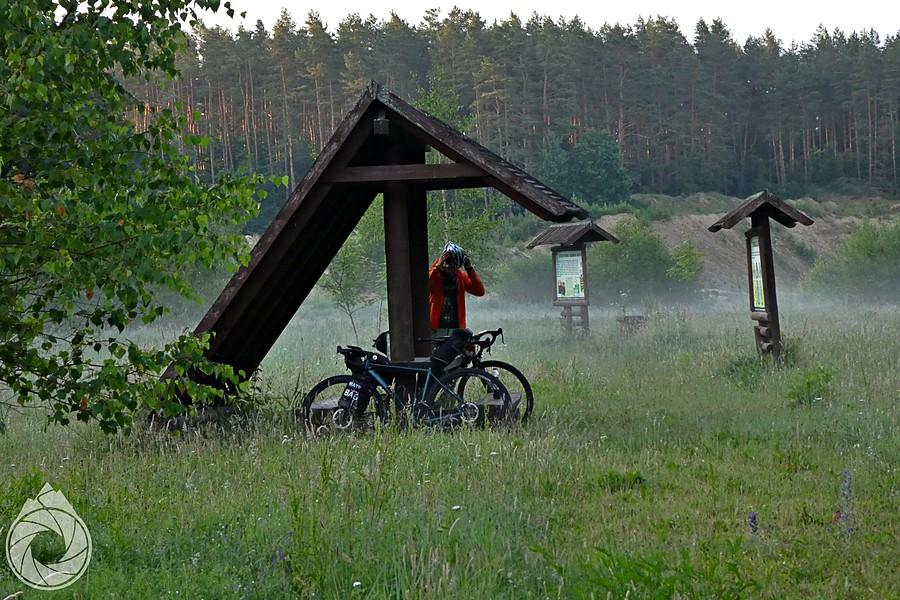 poranek pod deszczoschronem na terenei rekultywowanym