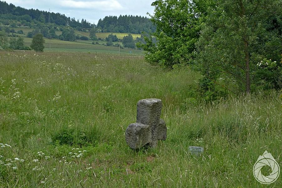 krzyż pokutny z wieków średnich schowany gdzieś na łące