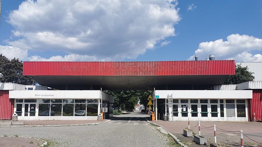 Wytęż wzrok i znajdź nazwę fabryki