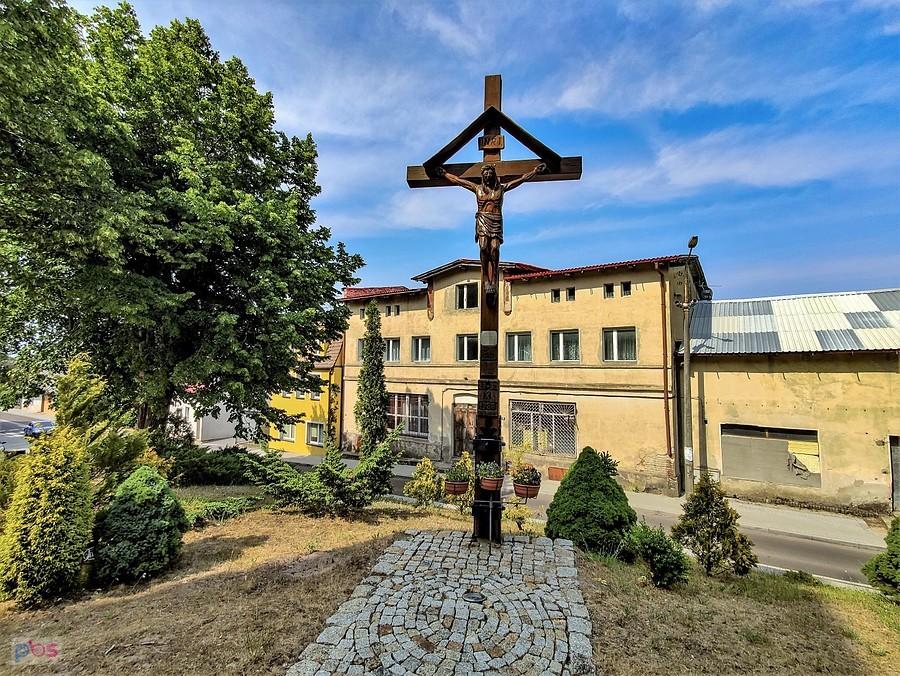 Smołdzino - krzyż misyjny przed kościołem