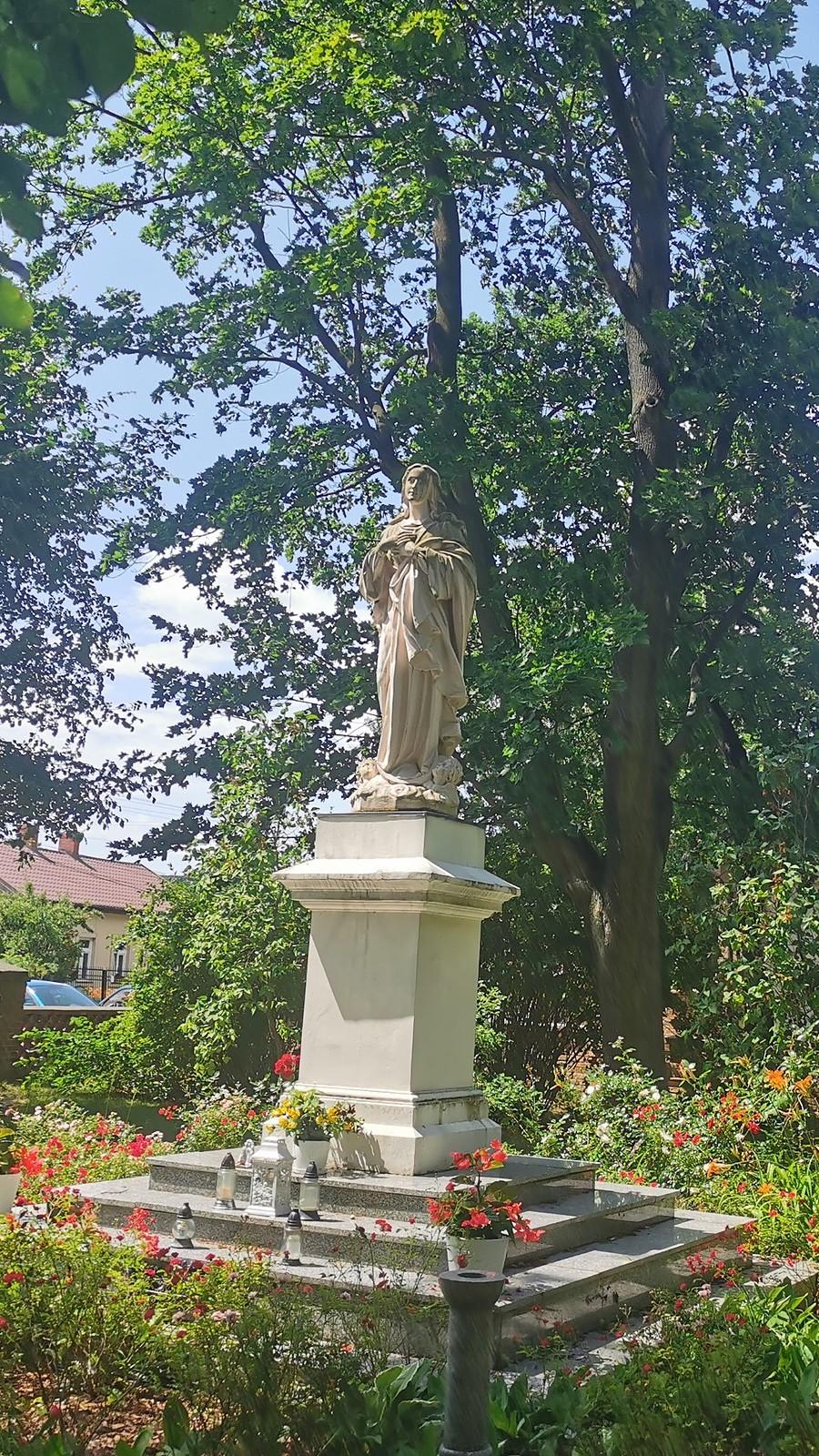 Figura przed kościołem w Słomczynie