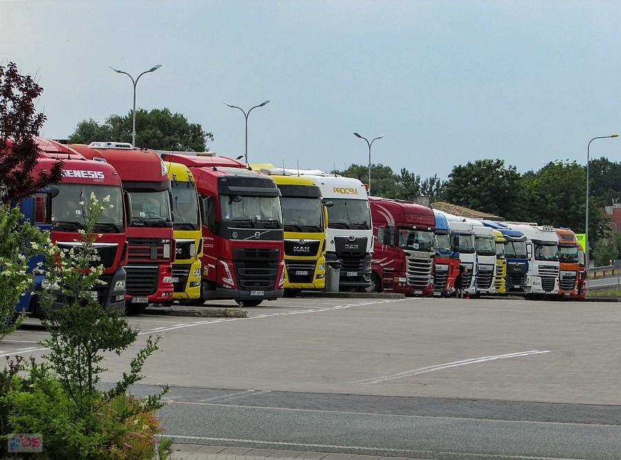 Pociagi drogowe na parkingu w Ostródzie