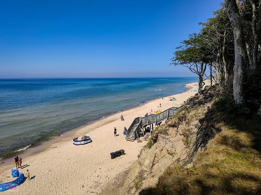 Zejście z klifu na plażę w Dębinie