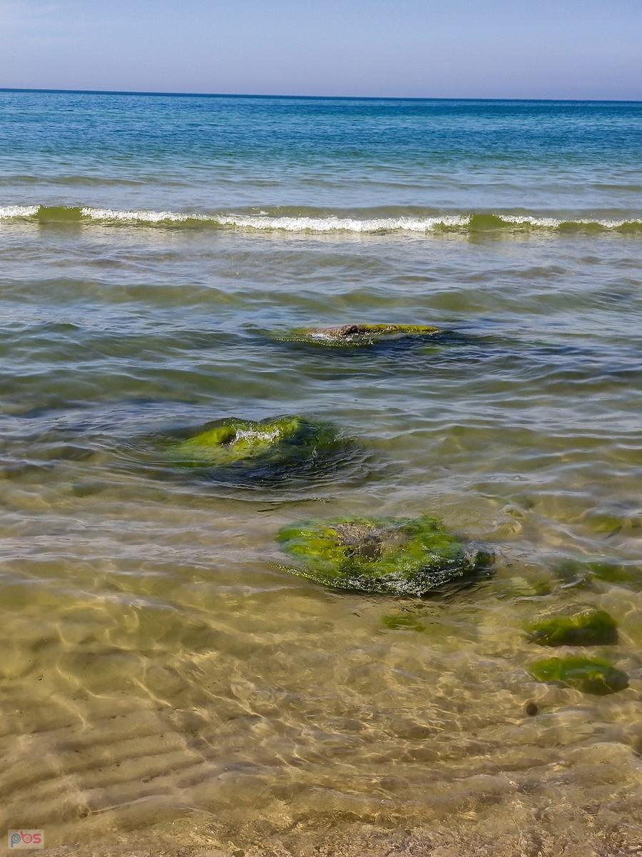 Na plaży w Dębinie pojawiają się spore kamienie