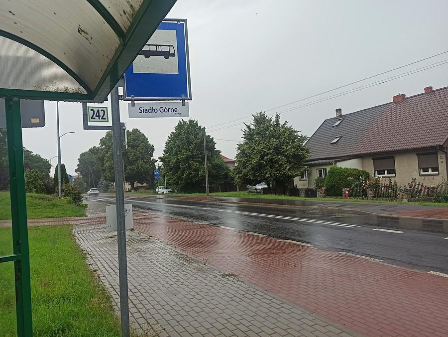 Na przystanku w Siadle Górnym - leje deszcz.