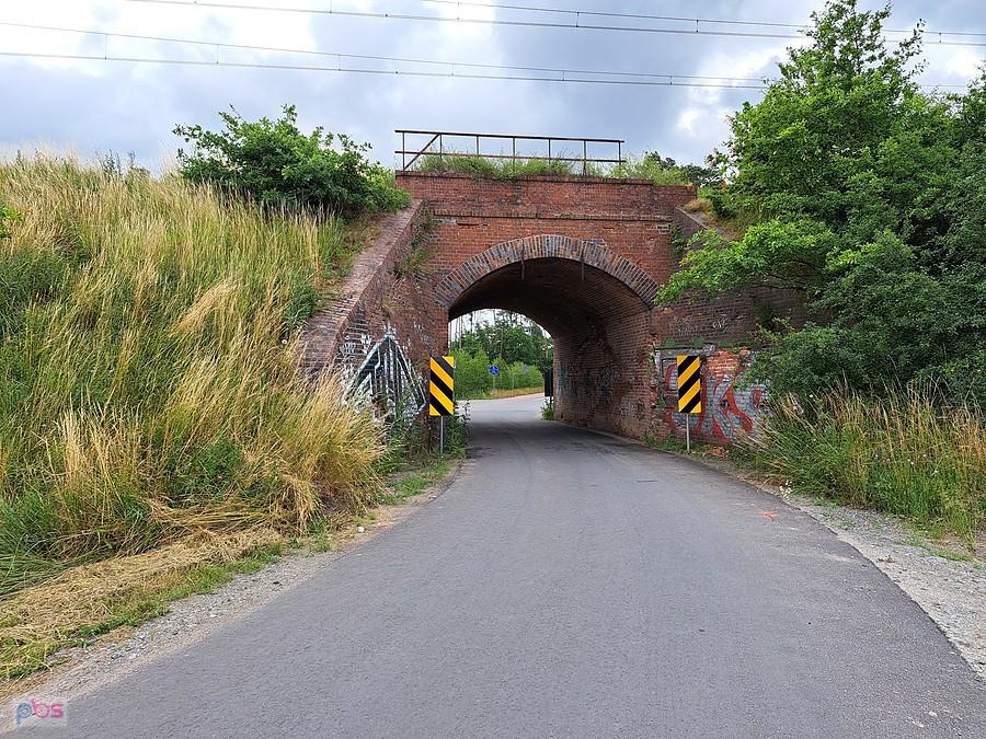 Tunel pod wiaduktem kolejowym