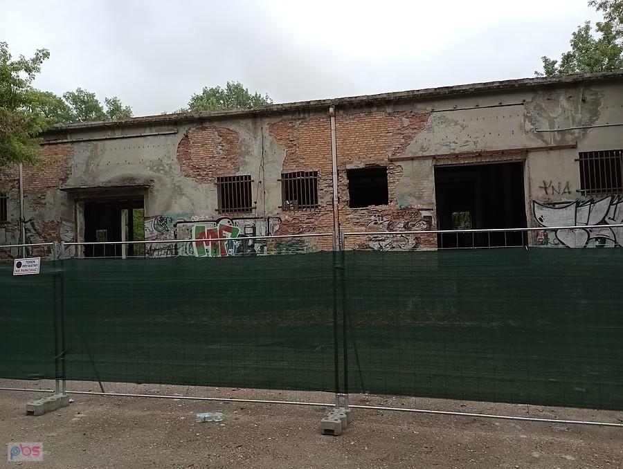 Wyburzają albo będą remontować budynek w parku Fort Wola