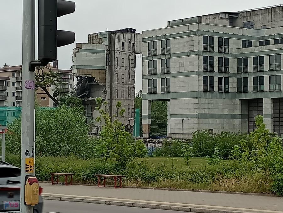 Tu już wyburzyli spory fragment pustostanu przy Maczka