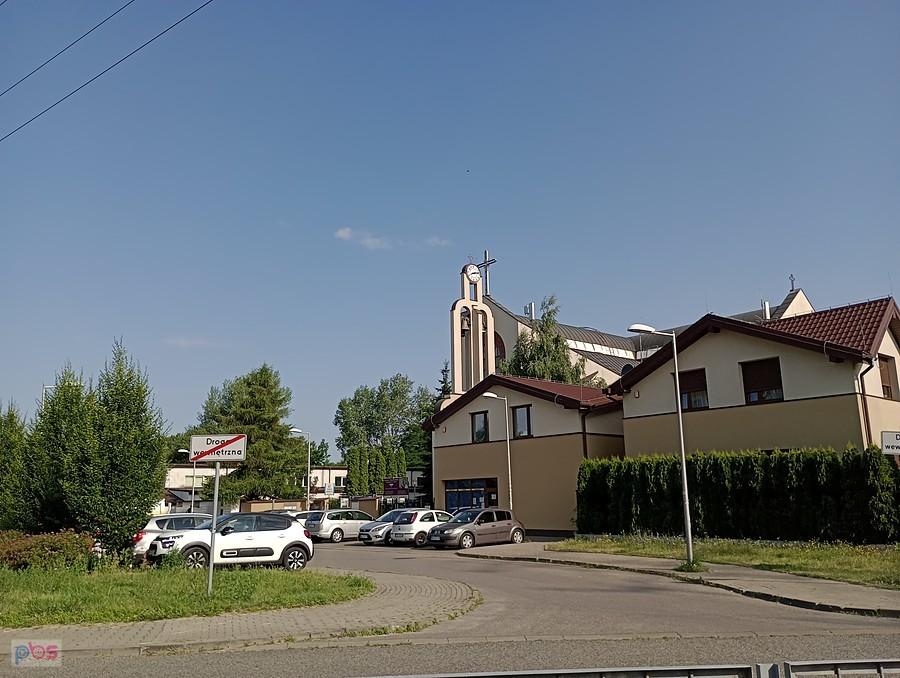 Kontrola czasu na zegarze dzwonnicy kościoła przy Czumy