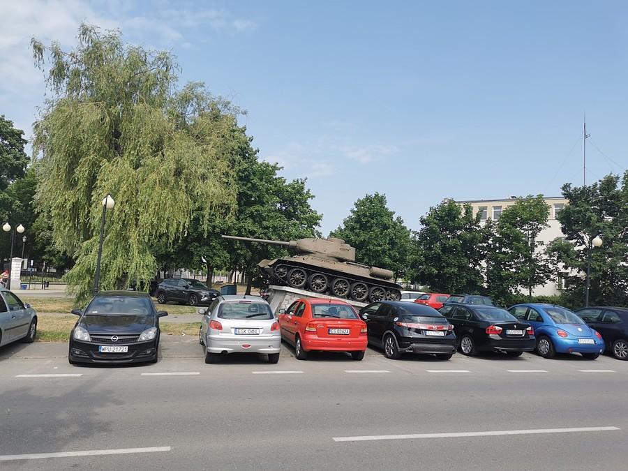 Czołg na parkingu