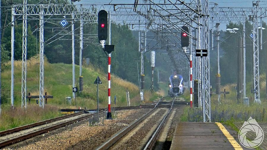 IC Siemiradzki powoli wtacza się na peron w Kolbuszowej