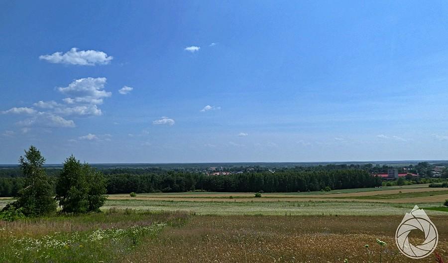 z punktu widokowego koło Woli Uhurskiej spojrzenie na dolinę Bugu i lasy zabużańskie