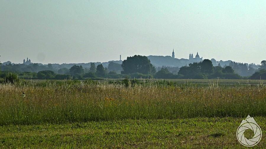 wzgórze Chełmu z rana znad zbiornika