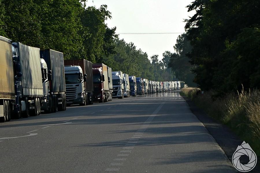 sznur samochodów na granicę PL-UA