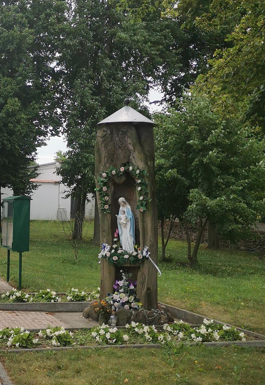 Kapliczka Matki Bożej na terenie klasztoru