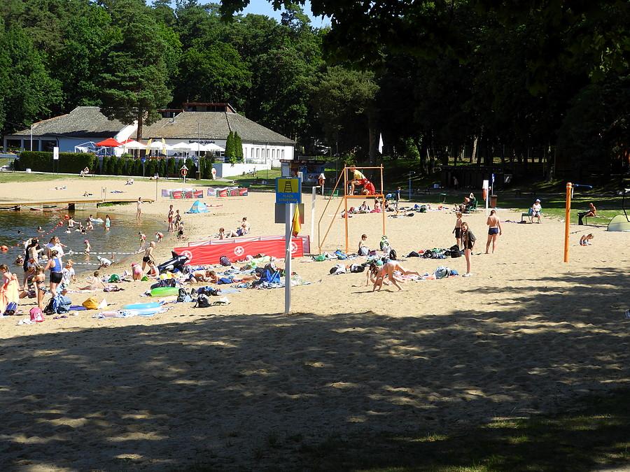Na plaży nad Głębokim rano.