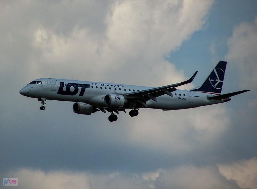 Embraer LOT przyleciał z Rygi