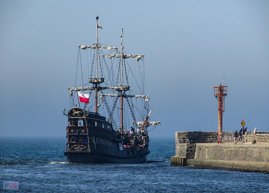 Galeon Unicus opuszcza port w Ustce