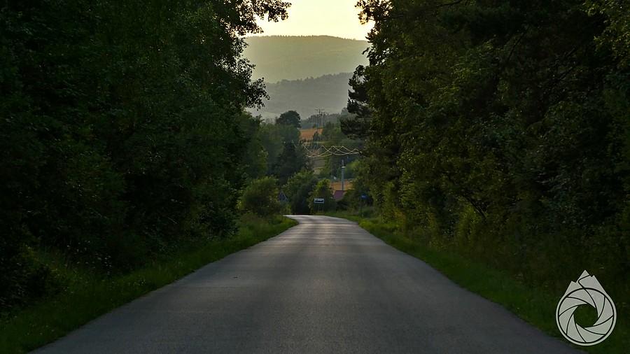 podjazd nad Pętną późnym wieczorem