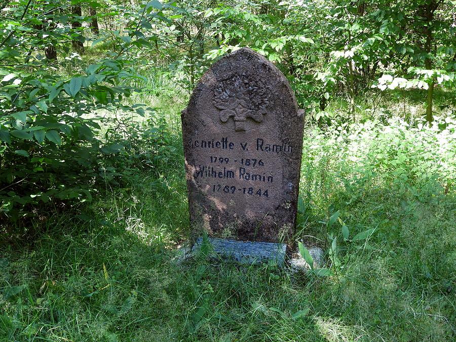 Nagrobek z dawnego cmentarza rodu Raminów.