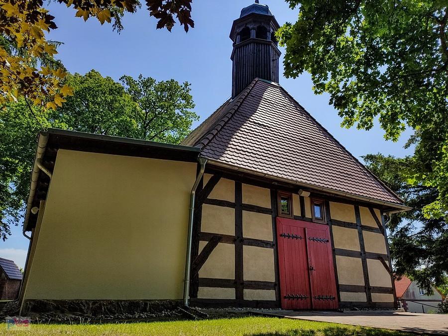 Objazda - wejście do kościoła