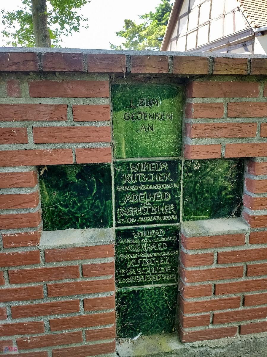 Symboliczny nagrobek na przykościelnym lapidarium rodu Kutscherów