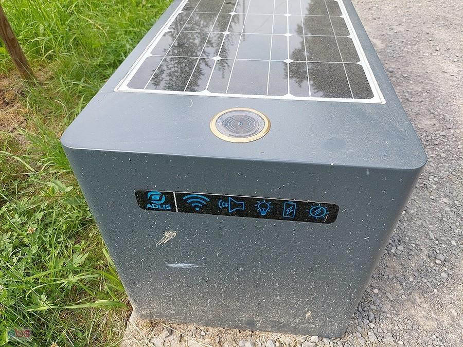 A w parku pod Baranem takie oto ławeczki solarne - 21 wiek
