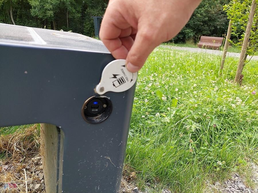Można przez przewód usb podładować sobie komórkę, połączyć komórkę z ławeczką i odtwarzać mp3. Taka ciekawostka