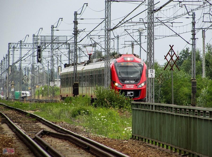 SKM-ka z Piaseczna wjeżdża na wiadukt nad POW