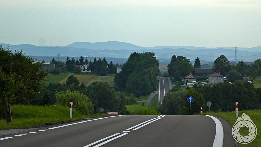 pofalowana droga w Beskid Niski z Komborni