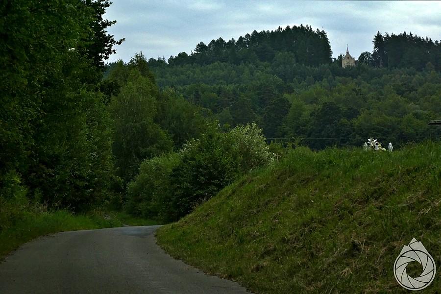 w oddali, na górce, majaczy szczyt Góry Św. Marcina (koło Bliznego)