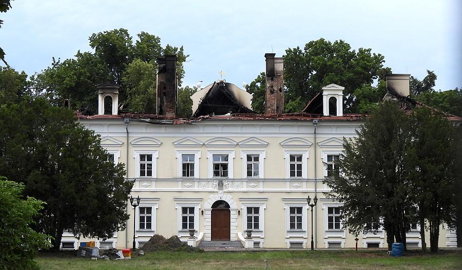 Pałac w Konarzewie ze spalonym dachem
