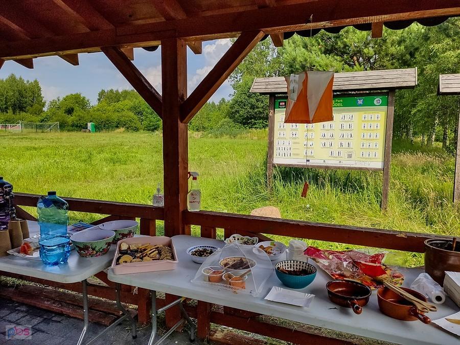 Bufet oprócz wody oferował też inne specjały