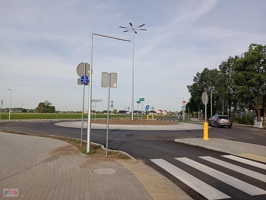 Rondo w Kaputach już gotowe, nawet pasy wymalowane. Jednak oficjalnego otwarcia chyba jeszcze nie było