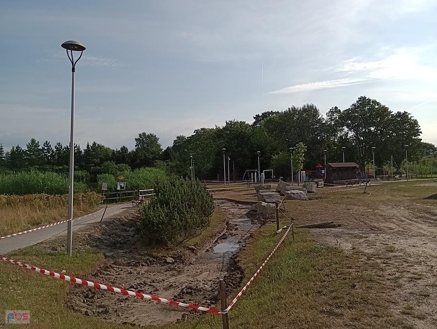 Coś robią na terenie rekreacyjnym w Borzęcinie. Zobaczymy, co to będzie