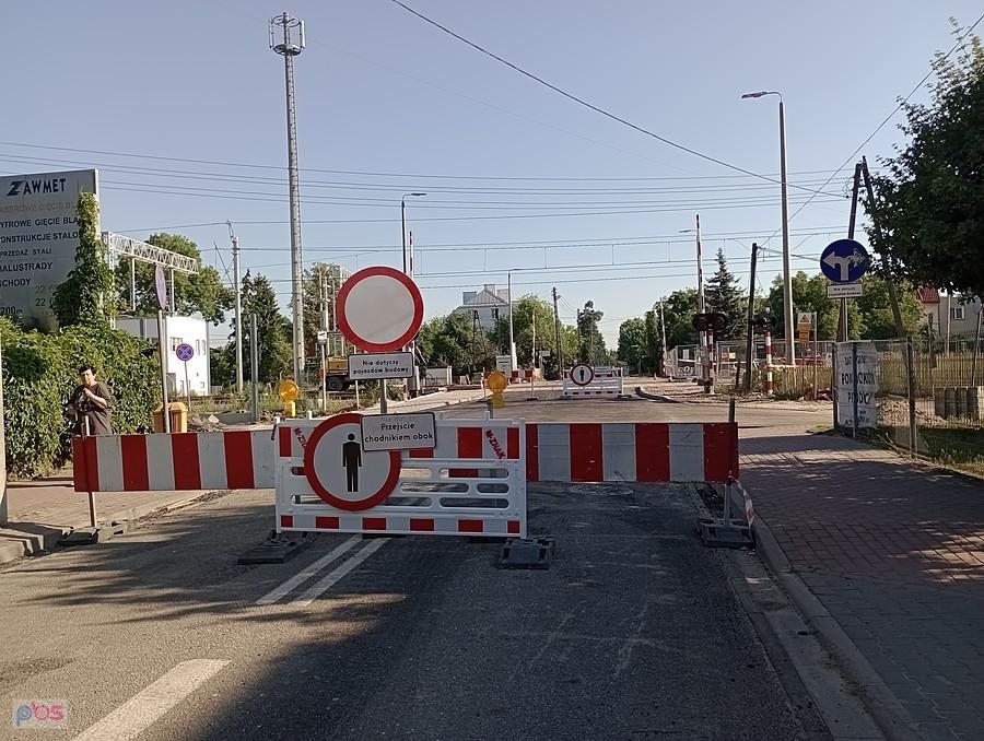 Zamknięty przejazd dla aut. Rowerem można przejechać po chodniku