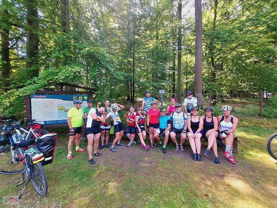 Grupa rowerzystów na postoju w lesie