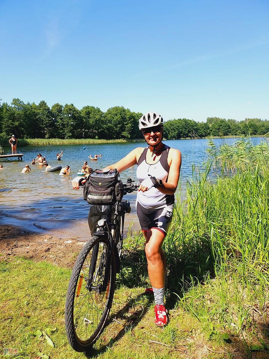 Rowerzystka nad jeziorem Borzechowskim