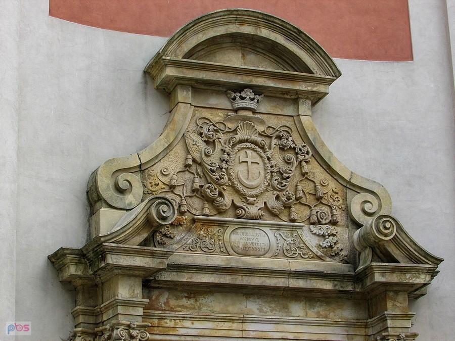 Zwieńczenie portalu wejściowego do kościoła