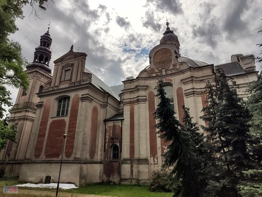 Północna fasada kościoła w Lądzie