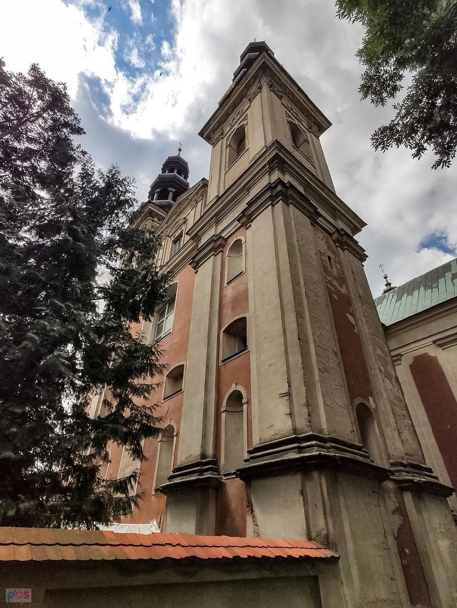 Wieże flankują świątynie od wschodu