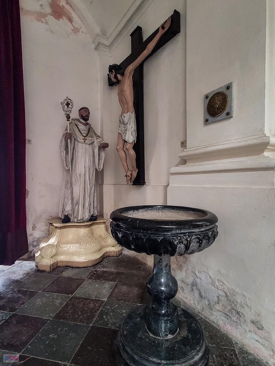 W kruchcie kościoła