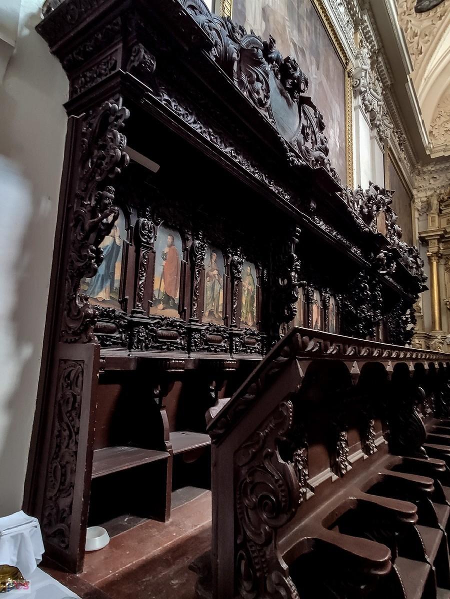 Stalle mają zdobienia w postaci wizerunków świętych na zapleckach