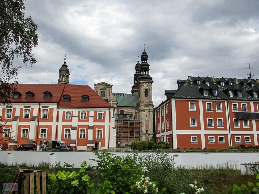 Ląd - widok klasztoru i kościoła z ogrodów klasztornych